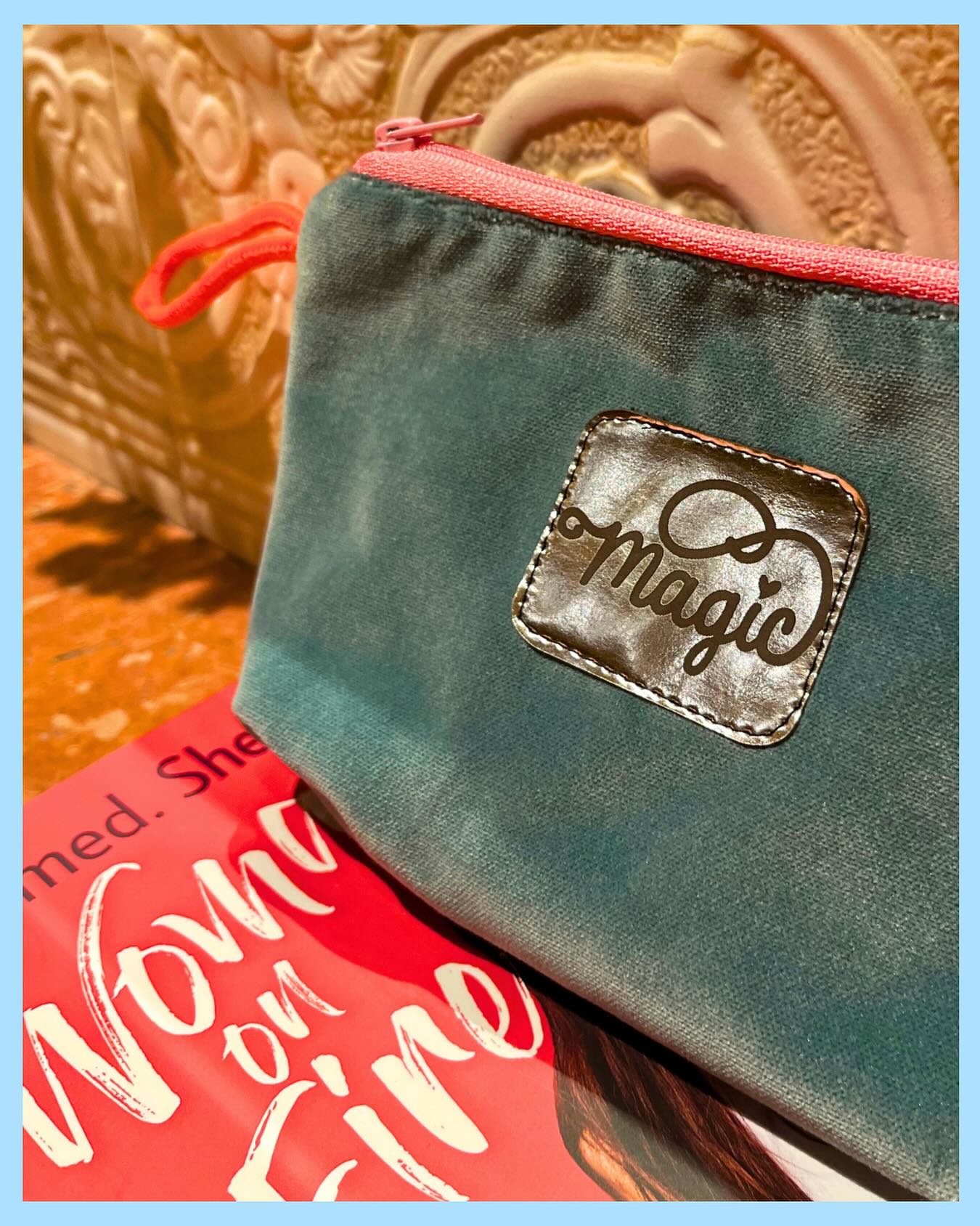 Softer Samt, Neon & ein Hauch von Magie. 🪄
Für Glitzerhaargummis, Kosmetik, Hygieneprodukte & all den Mädchenkram, den du liebst. 💅
Mit Liebe genäht in München – jedes Stück ein Unikat. 💖
MÄDCHENKRAM 
TÄSCHCHEN ❤️
MADE IN MUNICH 
#handmade #münchen #unikat #magicvibes #mädchenkram #heylumico #taschenliebe #neonlove #madebymyhands #unique