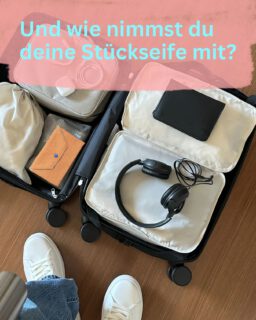 Und wie nimmst du deine Stückseife 🧼 mit?
Mit einer Seifentasche, die alles kann: sauber halten, trocknen lassen und unterwegs nicht auftragen.
Nichts klappert. 
Perfekt für Reisen, Berge, Seen & jedes Abenteuer danach 🏔️🧼💦
Einfach rein, zuknöpfen, einpacken – fertig.
Leicht. Nachhaltig. Superpraktisch. 🤍
Bei Bedarf waschbar mit 30 Grad.
#stückseife #reisenmitkids #minimalpacking #nachhaltigreisen #seifentasche #handmade #heylumico #travelessentials