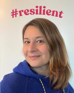 Resilienz bedeutet für mich: 
Immer wieder aufzustehen. 
Mich nicht entmutigen zu lassen. 
Aus Herausforderungen zu lernen – und weiterzugehen. 💛
In meinem Alltag brauche ich diese Stärke ständig:
✨ als Selbstständige, die jeden Tag Entscheidungen trifft und Neues wagt
✨ als Mama, die jongliert, fühlt, begleitet und liebt
✨ als Studentin der Sozialen Arbeit, die sich weiterbildet, reflektiert und wachsen möchte
Resilienz ist für mich keine Superkraft – sondern ein Muskel, den ich trainiere. 🧠💪
Und genau das spiegelt sich auch in meinen Produkten von hey.lumico wider:
Ich möchte Dinge erschaffen, die genauso widerstandsfähig sind wie wir.
💫 Robuste Stoffe
💫 Waschbar und alltagstauglich
💫 Gemacht für Freude, für Chaos, für Leben
💫 Produkte, die bleiben – auch wenn’s turbulent wird
Ich glaube fest daran: Was uns im Leben stärkt, darf uns auch im Alltag begleiten. 💙
#resilienz #selbstständigkeit #sozialearbeit #mamaschafftalles #starkdurchdenalltag #heylumico #handmade #münchen #robust #waschbar #alltagstauglich #nähenmitliebe #frauenpower #achtsamkeit #mentalhealth