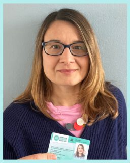 Ich und mein neuer Studiausweis. ✌🏻
Ja, ich bin offiziell Studentin – und offensichtlich gerne mal mit Brille unterwegs 🤓.
Und ganz ehrlich: Sieht so eine angehende Sozialpädagogin aus? Keine Ahnung. 
Wer weiß das schon im 1. Semester? 😅
Was ich aber weiß:
📚 Das Studium fordert mich – 40 Stunden Woche, Family-Life und Selbstständigkeit… manchmal alles gleichzeitig.
✨ Das Studium gibt mir aber auch Neues für den Kopf, spannende Perspektiven und ein inspirierendes Umfeld in der Schule.
👉🏻 Also: Kaffee her, Ärmel hoch und weiter geht’s.
Wer von euch hat auch schon mal „nebenbei“ studiert? Tipps willkommen! ☕💪
#studium #studierenmitkindern #sozialpädagogik #weiterbildung #lebenslangeslernen #studylife #neuerweg #motivation #alltagschaos #heylumico #familybusiness #ichschaffdas💪