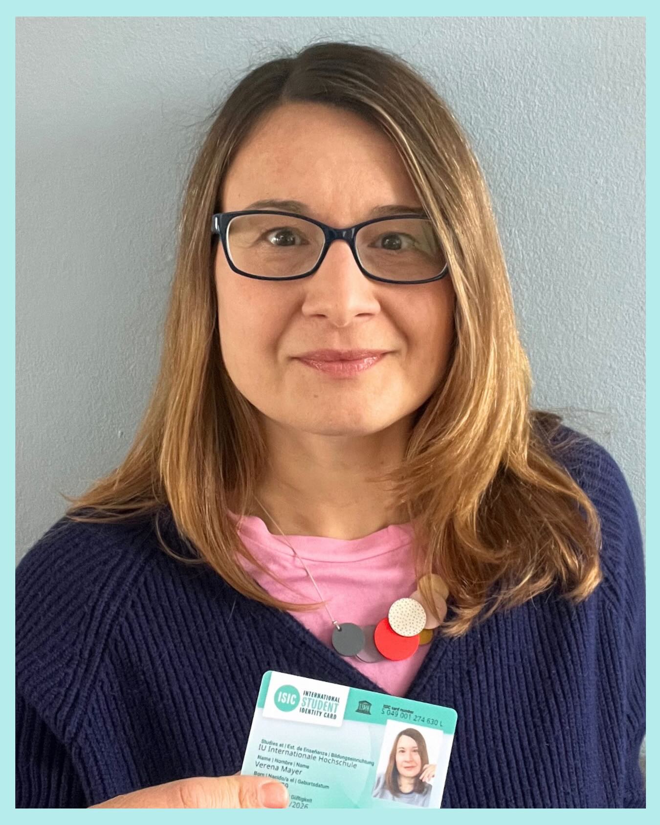 Ich und mein neuer Studiausweis. ✌🏻
Ja, ich bin offiziell Studentin – und offensichtlich gerne mal mit Brille unterwegs 🤓.
Und ganz ehrlich: Sieht so eine angehende Sozialpädagogin aus? Keine Ahnung. 
Wer weiß das schon im 1. Semester? 😅
Was ich aber weiß:
📚 Das Studium fordert mich – 40 Stunden Woche, Family-Life und Selbstständigkeit… manchmal alles gleichzeitig.
✨ Das Studium gibt mir aber auch Neues für den Kopf, spannende Perspektiven und ein inspirierendes Umfeld in der Schule.
👉🏻 Also: Kaffee her, Ärmel hoch und weiter geht’s.
Wer von euch hat auch schon mal „nebenbei“ studiert? Tipps willkommen! ☕💪
#studium #studierenmitkindern #sozialpädagogik #weiterbildung #lebenslangeslernen #studylife #neuerweg #motivation #alltagschaos #heylumico #familybusiness #ichschaffdas💪