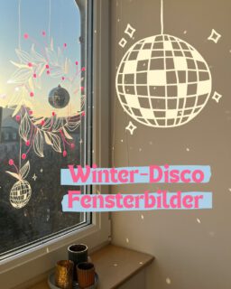 🪩 DIY Winter-Disco am Fenster
Du brauchst Kreidestifte in Weiß und Rot, Disco-Kugeln (leicht!), 🧵 Fäden zum Aufhängen und runde Gegenstände zum Umfahren.
Ich habe zuerst die Motive mit den Kreidestiften gemalt und anschließend die Kugeln als Sun-Catcher dazwischen gehängt. 
🌞 Wenn jetzt die Sonne scheint, dann tanzen viele, viele Regenbogen und Lichter am Fenster um die Wette. 🕺 🪩 ✨ 
SONNENFÄNGER 
FENSTERBILD
KREIDESTIFTE
#heylumico #suncatcher #fensterbildermitdemkreidemarker #winterdisco #diyfensterdeko