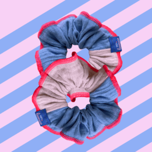Handmade Scrunchie Haargummi von hey.lumico zweifarbig mit Neonnaht Pink