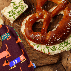 Lätzchen von hey.lumico mit Dackelmotiv und Brezn