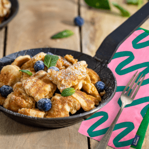 Stoff-Serviette Rosa mit grünen Wellen unter Kaiserschmarrn